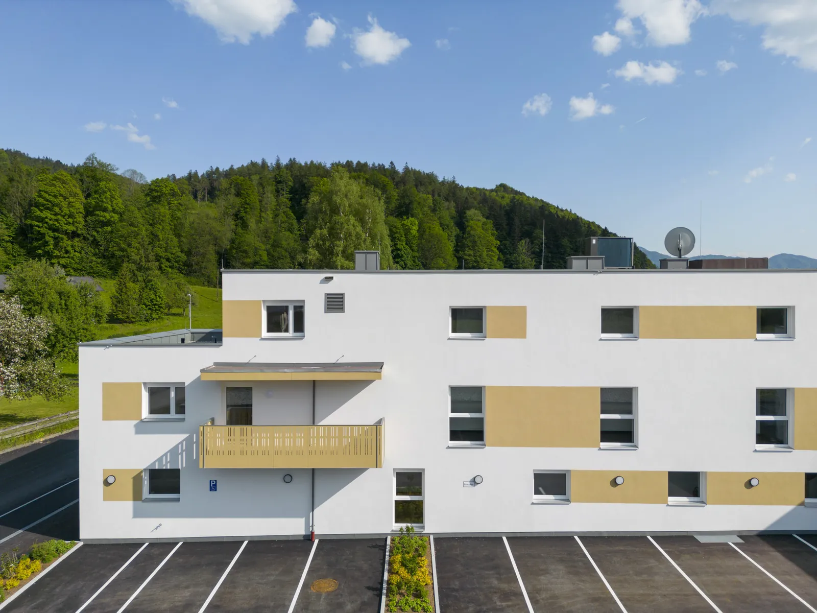 Detailansicht der hellen Fassade der Wohnanlage Mühlgraben in Erl