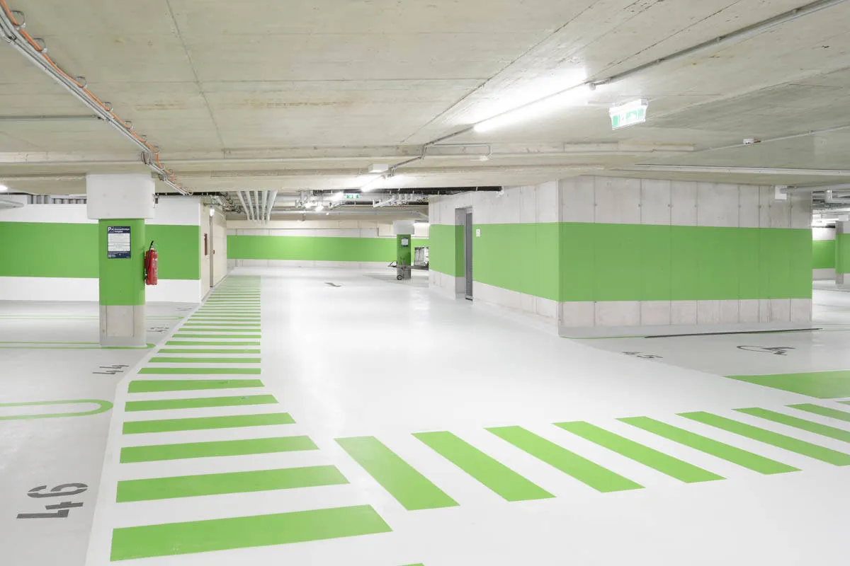 Tiefgarage des Projekts Widumplatz in Igls mit grüner Wandmarkierung