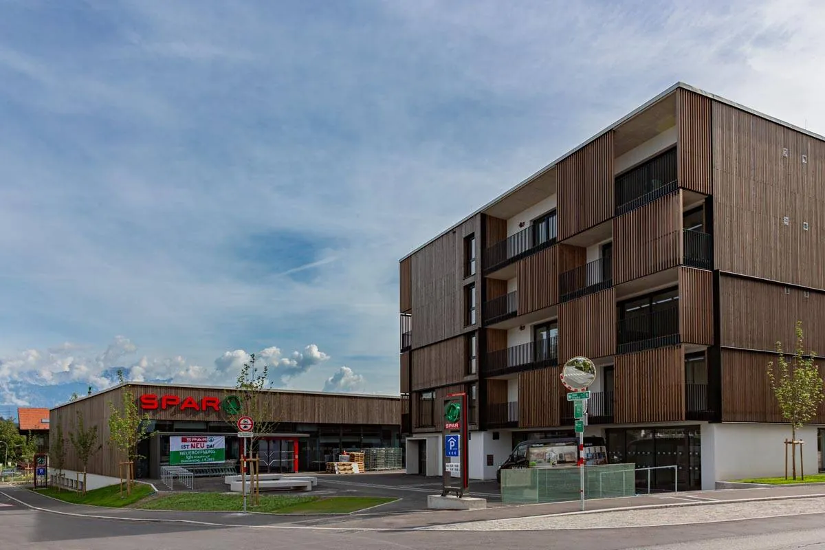 Wohn- und Geschäftshaus mit Holzfassade am Widumplatz in Innsbruck-Igls