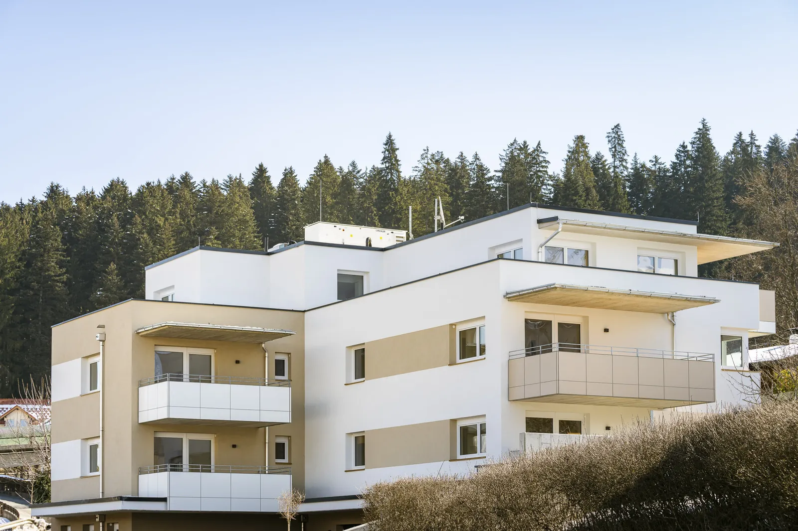 Wohnanlage mit weiß-beiger Fassade an der Kufsteinerstraße in Kirchbichl