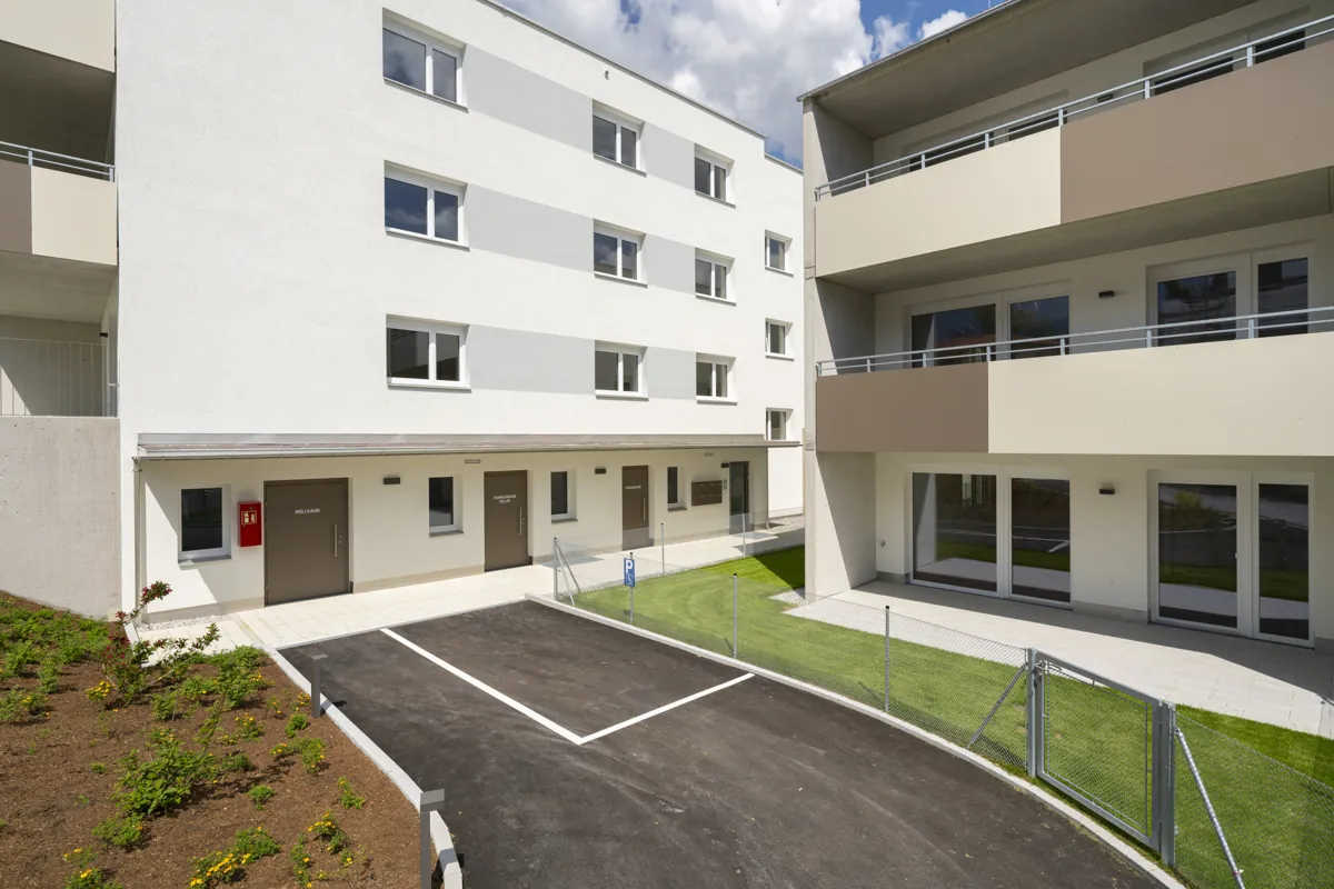 Innenhof zwischen den Wohnhäusern am Pfarrersbichl Nord in Telfs