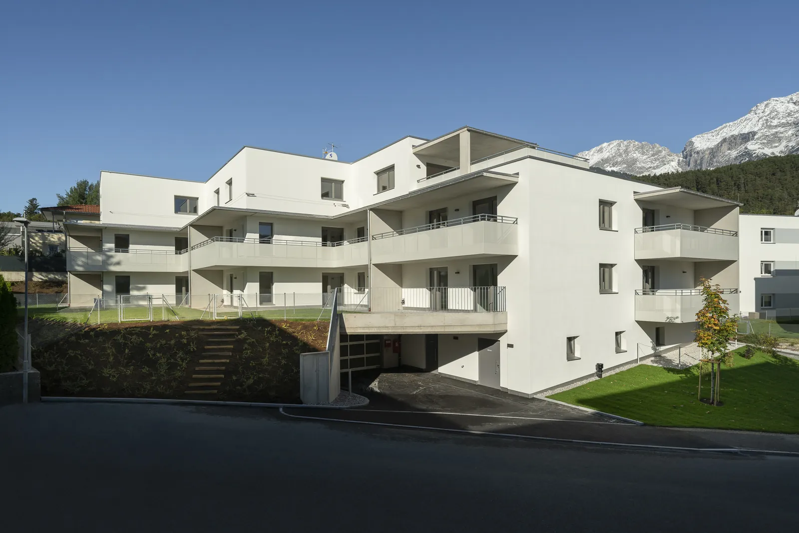 Helle Wohnanlage am Pfarrersbichl Süd in Telfs mit Bergen im Hintergrund