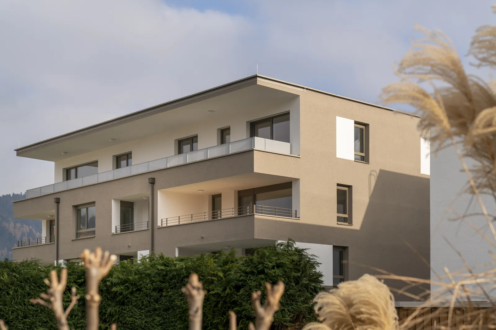 Wohnhaus mit heller und beigefarbener Fassade in der Peter-Rosegger-Straße in Wattens